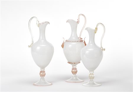 Manifattura di Murano Lotto composto da tre brocche ansate in vetro soffiato...