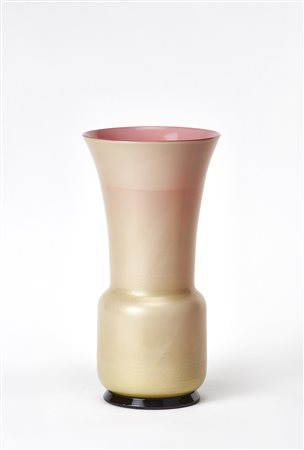 Venini Vaso della serie "Aurati". Murano, 1992. Vetro "Laguna" incamiciato...