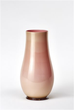 Venini Vaso della serie "Aurati". Murano, 1992. Vetro "Laguna" incamiciato...