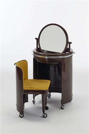 Mini toilette su rotelle in plastica marrone. Italia, anni '60/'70. (h cm...