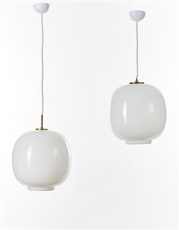 Coppia di lampade a sospensione con diffusore in vetro incamiciato lattimo....