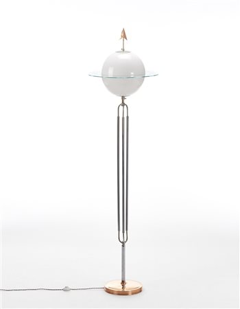 Lampada da terra in ottone cromato e lucidato con diffusore a globo in vetro...