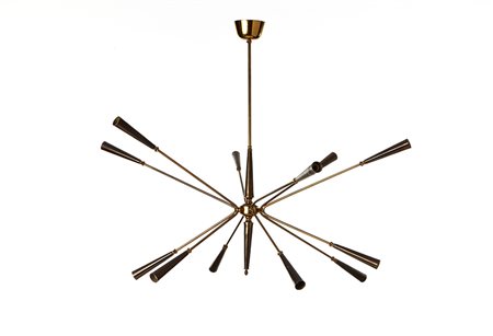 Lampadario tipo "Sputnik" a dodici braccia in ottone e metallo brunito....