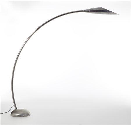 Traviganti Grande lampada da terra. Milano, produzione recente. Metallo...