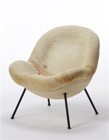 Poltrona imbottita con struttura in metallo e rivestimento in lana sintetica....