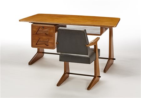 Lotto composto da una scrivania a quattro cassetti e una poltroncina in legno...