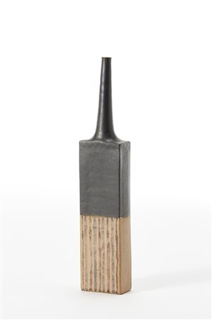 Bruno Gambone (Vietri Sul Mare 1936)Vaso a bottiglia a sezione quadrangolare...