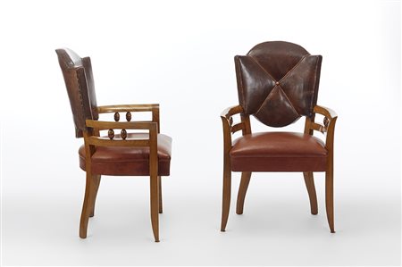 Coppia di poltroncine di gusto déco, struttura in legno di rovere massello,...