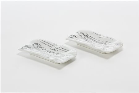 Fornasetti Coppia di posaceneri "Diagrammi musicali" in porcellana bianca...