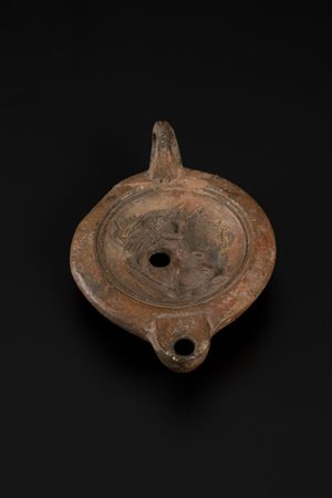 DUE LUCERNE DATAZIONE: II-III sec. d. C. MATERIA E TECNICA: argilla figulina...