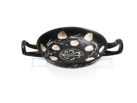 KYLIX NELLO STILE DI GNATHIA DATAZIONE: III sec. a.C. MATERIA E TECNICA:...