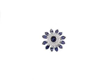 ANELLO IN ORO BIANCO, IOLITI E DIAMANTI disegnato come una corolla dai petali...