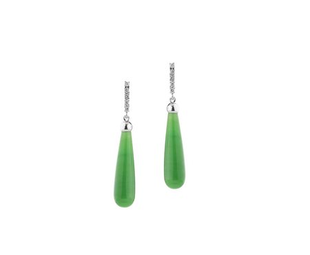 PAIO DI ORECCHINI PENDENTI IN ORO BIANCO, GIADA E DIAMANTI ciascuno formato...