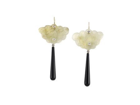 PAIO DI ORECCHINI PENDENTI IN ORO, NEFRITI, ONICE E DIAMANTI ciascuno...