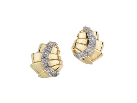 PAIO DI ORECCHINI IN ORO GIALLO, ORO BIANCO E DIAMANTI ciascuno disegnato...