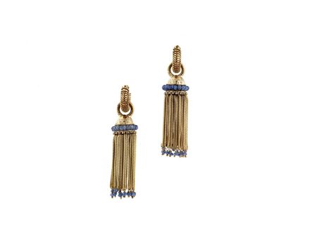 PAIO DI ORECCHINI PENDENTI IN ORO E ZAFFIRI montatura ad anello con nappa...