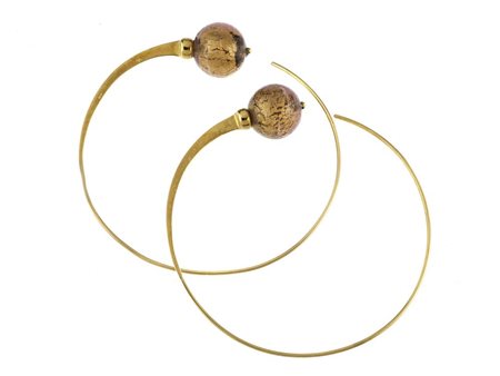 PAIO DI ORECCHINI IN ORO E PASTA VITREA a cerchio sottile, decorati...