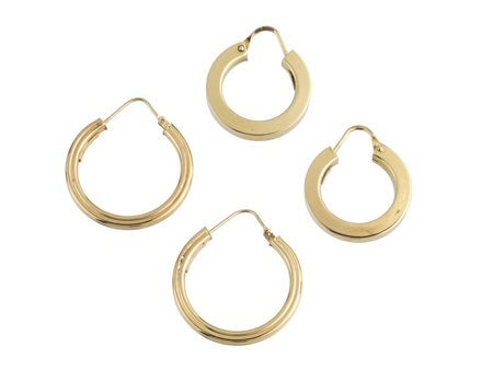 DUE PAIA DI ORECCHINI IN ORO GIALLO rispettivamente ad anello scanalato,...