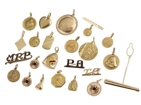 LOTTO DI VENTITRÉ TRA PENDENTI E SPILLE in oro giallo 18 kt, g 70 LOT OF...