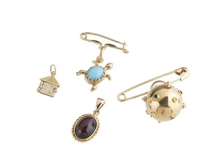 LOTTO DI QUATTRO PENDENTI IN ORO GIALLO E PIETRE E DUE SPILLE rispettivamente...