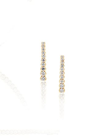 PAIO DI ORECCHINI PENDENTI IN ORO GIALLO E DIAMANTI ad una linea di dieci...