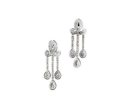 PAIO DI ORECCHINI PENDENTI IN ORO BIANCO E DIAMANTI ciascuno disegnato come...