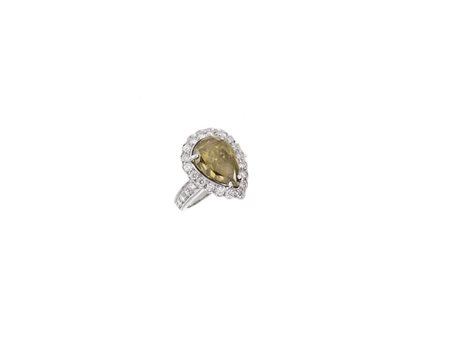 ANELLO IN ORO BIANCO, DIAMANTE FANCY E DIAMANTI INCOLORI al centro un...