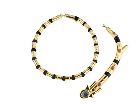 COLLANA IN ORO GIALLO, CORALLO, ZAFFIRI E AGATA realizzata con un cordone in...