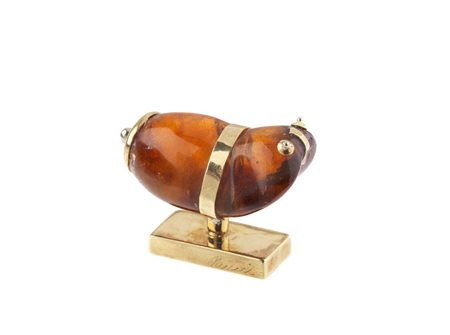 PICCOLA SCULTURA IN AMBRA E ORO GIALLO, RITA GALLÉ, 1990 CIRCA raffigurante...
