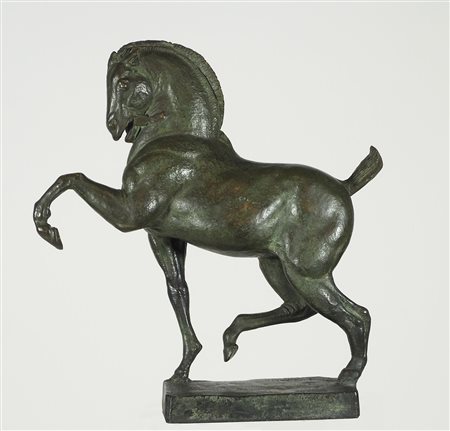 Artista del '900 Scultura in bronzo a patina verde raffigurante cavallo....