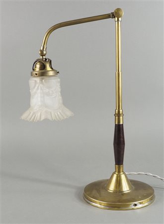 Lariolux: lampada da tavolo in ottone con braccio snadabile e campana in...