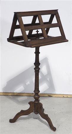 Leggio da terra in legno. (mancanza).