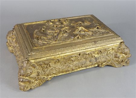 Antica cssetta portagioie in legno dorato finemenete scolpito, sul coperchio...