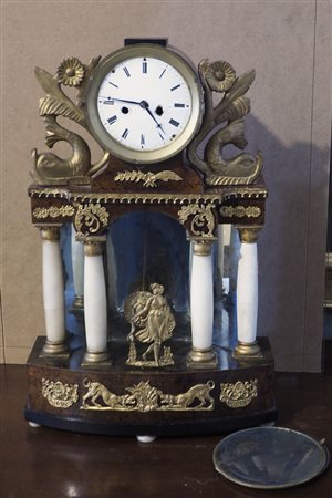 Orologio da tavolo in legno su colonnette in alabastro, applicazioni in...