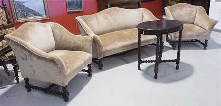 Salotto composto da divano a 2 posti, coppia di poltone e tavolino ovale.