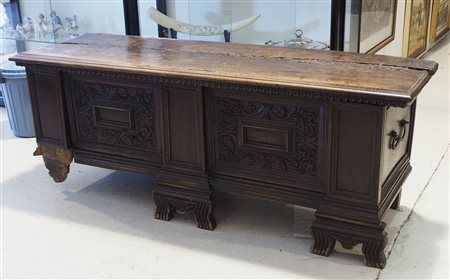 Antica cassapanca in legno scolpito. cm. 54x170x58.