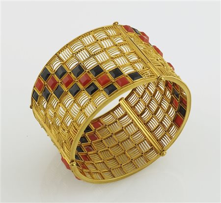 Bracciale in oro giallo rigido a settori con elementi in corniola e onice, gr 76