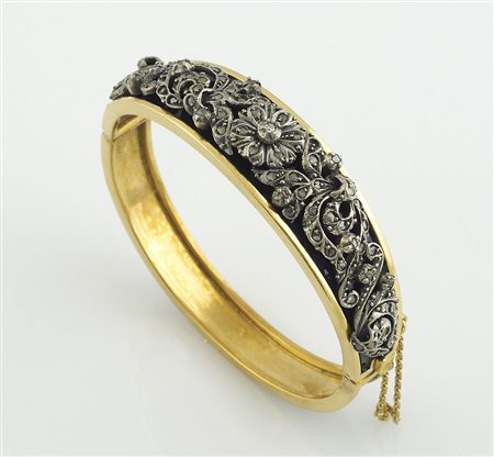 Bracciale rigido in oro giallo con smalti blu e parte superiore lavorazione...