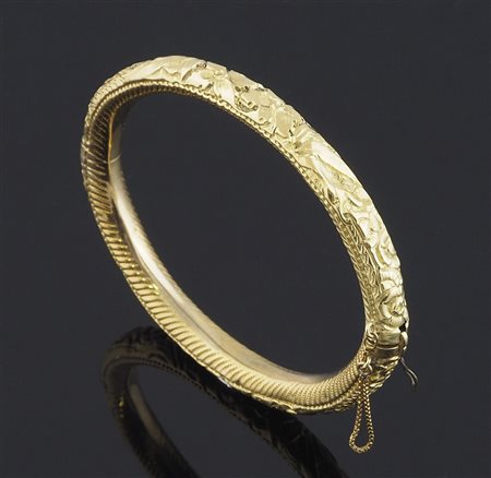 Bracciale rigido in oro giallo, lavorazioni floreali. Seconda metà '800, gr 16