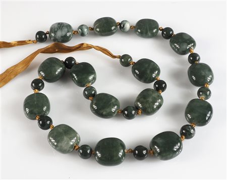 Lunga collana di pietre dure verdi.
