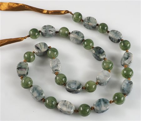 Lunga collana di pietre dure e giada.