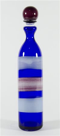 Venini: grande bottiglia con tappo in vetro blu con fasce decorate. Firma...