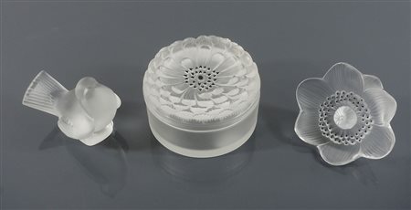 Lalique: lotto in cristallo composto da scatoletta rotonda con coperchio,...