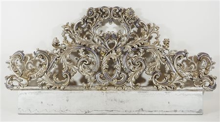 Testiera di letto matrimoniale in legno argentato finemente scolpito a foglie...