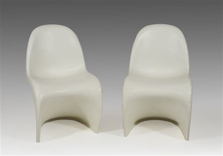 Vitra: lotto di 4 sedie bianche modello Panton. Disegno di V. Panton.