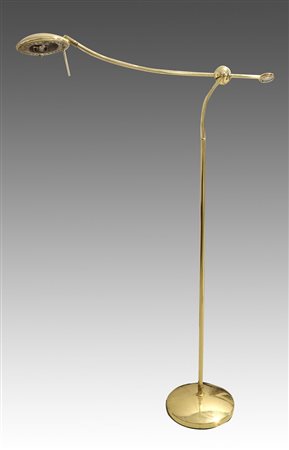 Lampda da terra in ottone con braccio regolabile.