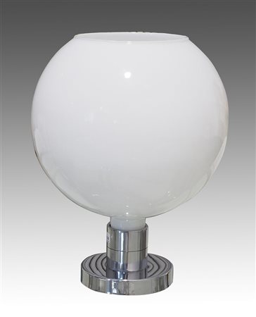 Sirrah: lampada a sospensione in vetro opalino a forma di boccia.