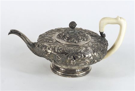 Teiera in argento riccamente lavorata a sbalzo a motivi floreali, manico in...