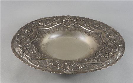 Piatto rotondo in argento finemente lavorato a sbalzo a motivi floreali, su 3...