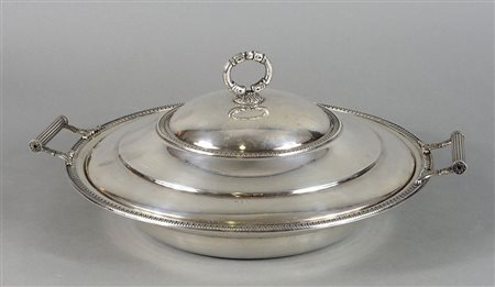 Portavivande rotondo in argento con bordi lavorati a palmette. gr. 1050.